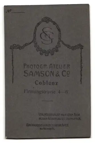 Fotografie Atelier Samson & Co., Coblenz, Firmungsstrasse 4-6, Junge Frau mit Mittelscheitel