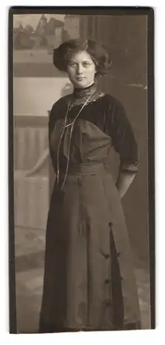 Fotografie Alfred Bischoff, Jena, Johannisplatz 25, Junge Dame mit langer Perlenhalskette