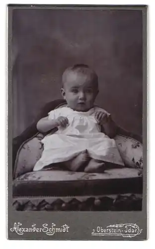 Fotografie Alexander Schmidt, Oberstein-Idar, Süsses Kleinkind im Sessel sitzend