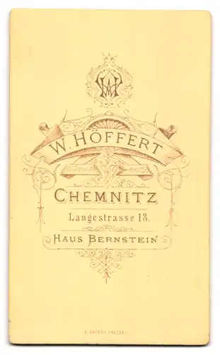 Fotografie W. Höffert, Chemnitz, Kleinkind in karierter Bekleidung