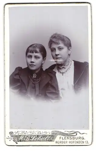Fotografie M. B. Schultz, Flensburg, Norder Hofenden 13, Junges Schwesternpaar in Rüschenkleidern