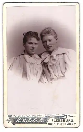 Fotografie M. B. Schultz, Flensburg, Norder Hofenden 13, Junge Mädel in weissen Kleidern mit Schleifen