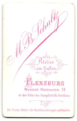Fotografie M. B. Schultz, Flensburg, Norder Hofenden 13, Junge Mädel in weissen Kleidern mit Schleifen