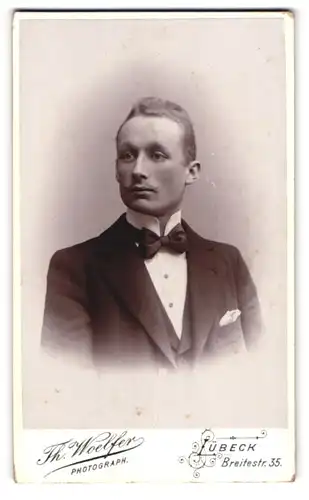 Fotografie Th. Woelfer, Lübeck, Breite Strasse 35, Junger Mann mit Oberlippenbart