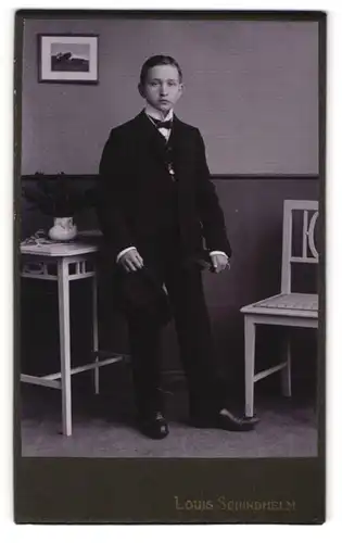 Fotografie Louis Schindhelm, Ebersbach, Junger Bursche im massgeschneiderten Anzug
