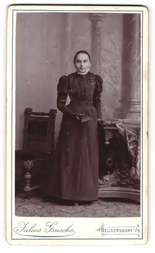 Fotografie Julius Grusche, Neugersdorf, Kleines Mädel mit einem taillierten, schwarzen Kleid und Lederhandschuhen