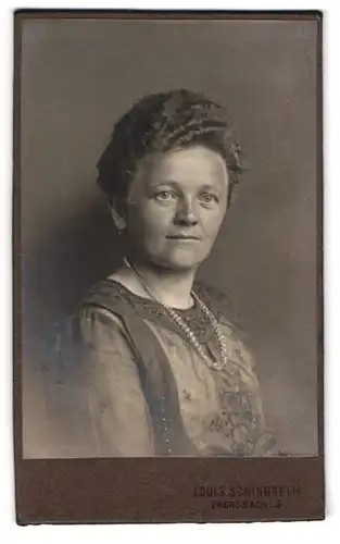 Fotografie Louis Schindhelm, Ebersbach, Bürgerliche Dame mit Perlenhalskette