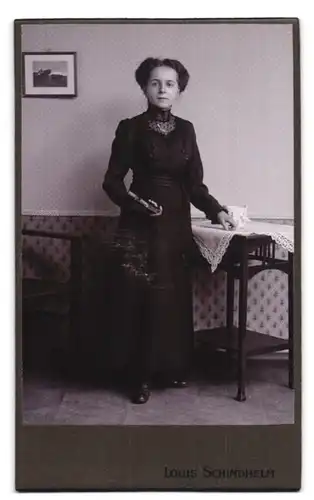 Fotografie Louis Schindhelm, Ebersbach, Mädel mit hoch geschlossenem Kleid