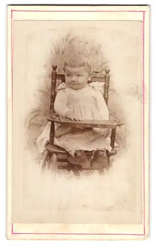 Fotografie unbekannter Fotograf und Ort, Kleines Mädchen im Kinderstuhl sitzend, Elisabeth Schirmer 1903