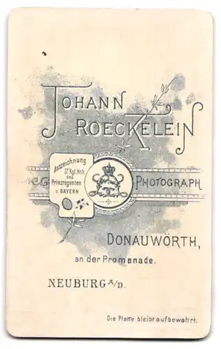 Fotografie Joh. Röckelein, Donauwörth, An der Promenade, Gestandene Frau mit Mittelscheitel