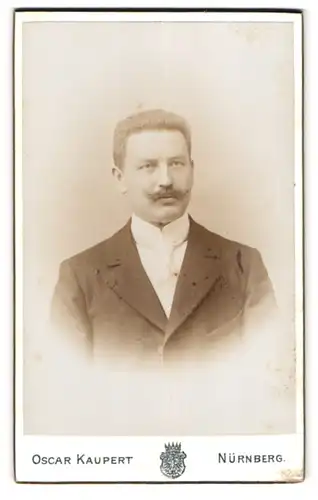 Fotografie Oskar Kaupert, Nürnberg, Frauenthorgraben 65, Mann mit Moustache und weisser Krawatte