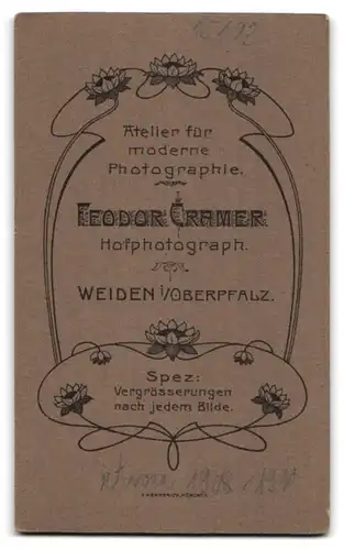 Fotografie Feodor Cramer, Weiden, Dame mit angewidertem Blick