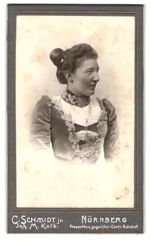 Fotografie C. Schmidt, Nürnberg, Frauentor, Mädel mit verziertem Kleid