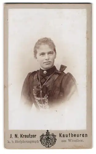 Fotografie J. N. Kreutzer, Kaufbeuren, Am Wiestor, Junge Frau mit im verzierten Kleid