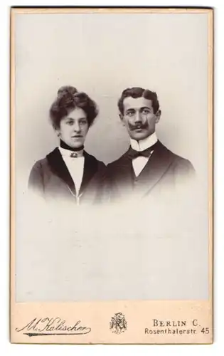 Fotografie M. Kalischer, Berlin C., Rosenthalerstrasse 45, Junges Paar adrett gekleidet