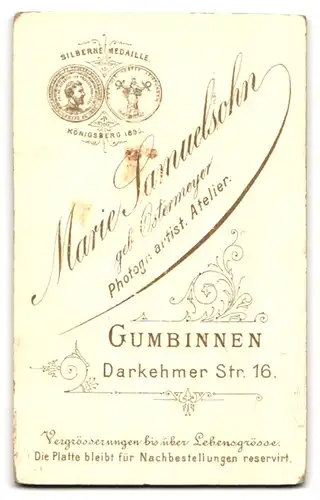 Fotografie Marie Samuelsohn, Gumbinnen, Darkehmer Strasse 16, Kleiner Wonneproppen im weissen Rüschenkleid