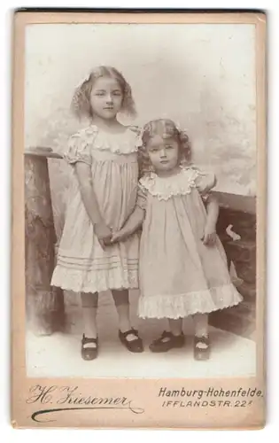 Fotografie H. Liesemer, Hamburg-Hohenfelde, Ifflandstrasse 22, Junges Schwesternpaar mit gleicher Frisur