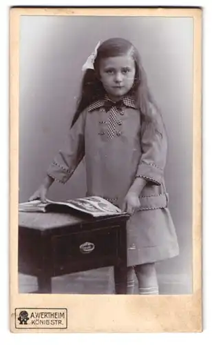Fotografie A. Wertheim, Berlin, Königstrasse, Junges Mädchen mit Schleife im Haar