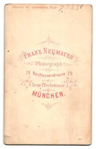 Fotografie Franz Neumayer, München, Neuhauserstrasse 29, Junger Mann im Anzug