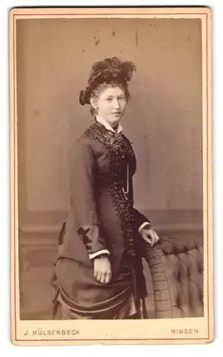 Fotografie J. Hülsenbeck, Minden, Marienwallstrasse, Junge dame mit imposanter Kopfbedeckung