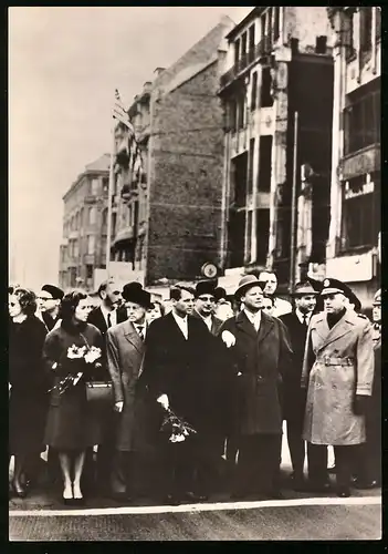 Archiv-Fotografie unbekannter Fotograf, Ansicht Berlin, Robert Kennedy & Willy Brandt an der Zonengrenze Friedrichstrasse