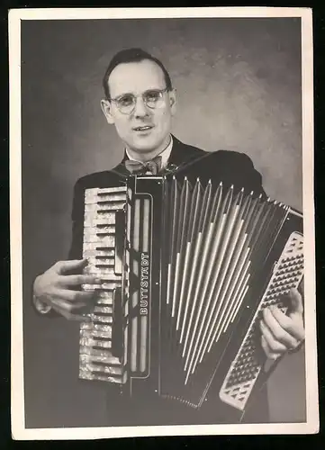 Fotografie Karl Poltrock, Berlin, Musiker spielt auf Buttstädt Akkordeon