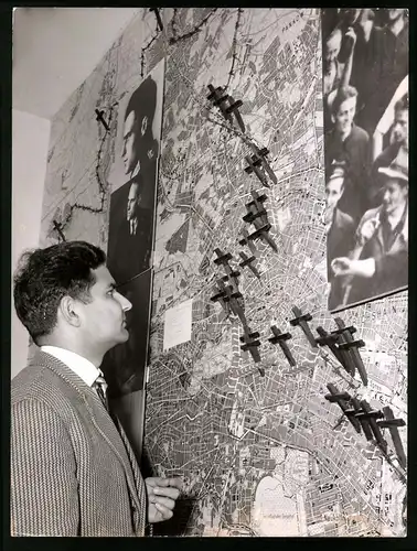 Archiv-Fotografie unbekannter Fotograf, Ansicht Berlin, Bernauer Strasse, Landkarte mit Kreuzen der Mauertoten in Berlin