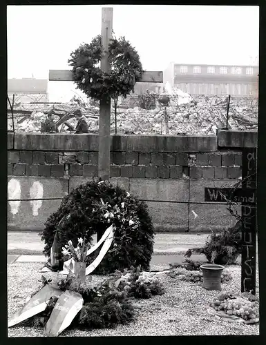 Fotografie Franz Stich, Berlin, Ansicht Berlin, Berliner Mauer mit Gedenkstätte für Peter Fechter, Zonengrenze