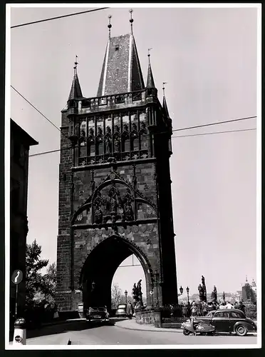 Fotografie unbekannter Fotograf, Ansicht Prag, Brückenturm der Karlsbrücke mit Auto Tatra & Motorroller