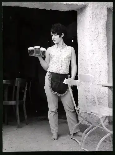 Fotografie Werner Stoff, Berlin, Brünette Kellnerin serviert Biergläser Barfuss