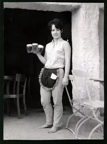 Fotografie Werner Stoff, Berlin, Kellnerin mit Biergläsern serviert Getränke Barfuss