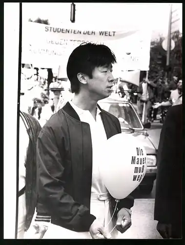 Fotografie Ralf G. Succo, Berlin, Ansicht Berlin, Asiatischer Student demonstriert vor Urania gegen die Berliner Mauer