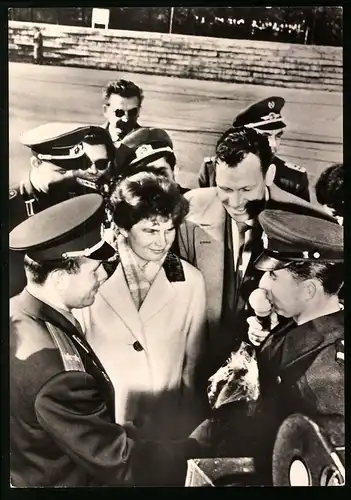 Archiv-Fotografie unbekannter Fotograf, Ansicht Berlin, Kosmonaut Juri Gagarin & V. Tereschkowa an der Berliner Mauer