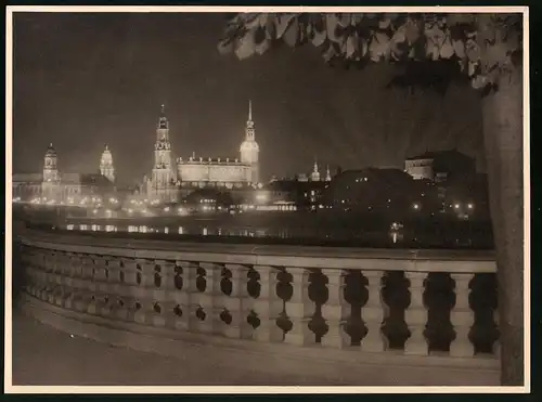 Fotografie unbekannter Fotograf, Ansicht Dresden, Blick zur Illuminierten Altstadt bei Nacht