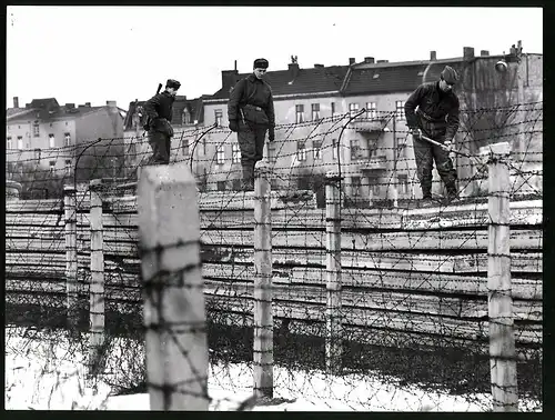 Archiv-Fotografie unbekannter Fotograf, Ansicht Berlin, NVA überwacht Mauerbau am S-Bahnhof Wilhelmsruh