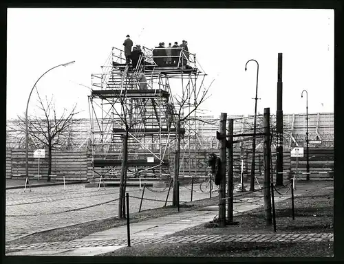 Archiv-Fotografie unbekannter Fotograf, Ansicht Berlin, Bernauer Str., Aussichtsstand an der Berliner-Mauer, Zonengrenze