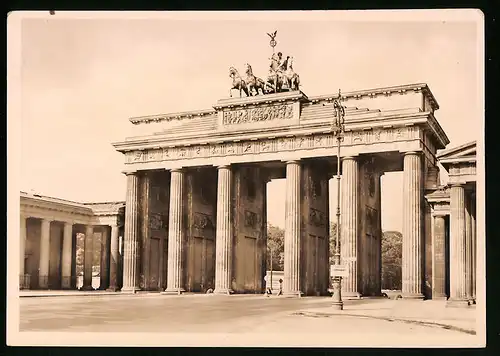 Fotografie unbekannter Fotograf, Ansicht Berlin, Pariser Platz mit Brandenburger Tor