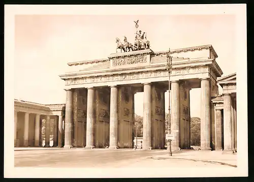 Fotografie unbekannter Fotograf, Ansicht Berlin, Pariser Platz und Brandenburger Tor