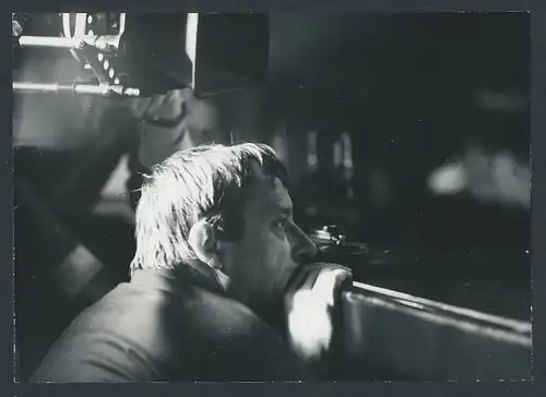 Fotografie Regisseur Walter Kohlhase überprüft Kamerablickwinkel während einer Aufnahme
