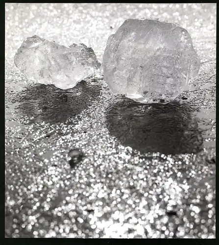 Fotografie Eis - Eiswürfel auf einer Eisfläche liegend