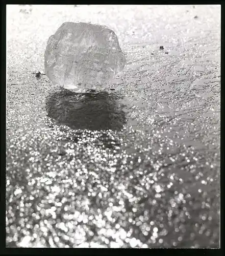 Fotografie Eis - Eiswürfel auf einer Eisfläche liegend, Neue Sachlichkeit