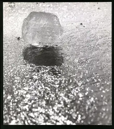 Fotografie Neue Sachlichkeit, Eis - Eiswürfel in der Sonne auf Eisfläche liegend