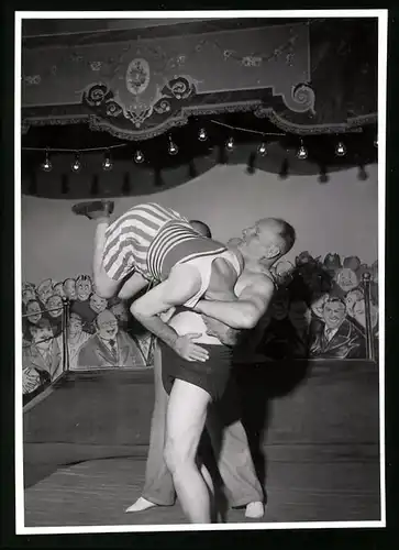 Fotografie Valentin's Sündenfall, Zirkus Schausteller im Ringkampf