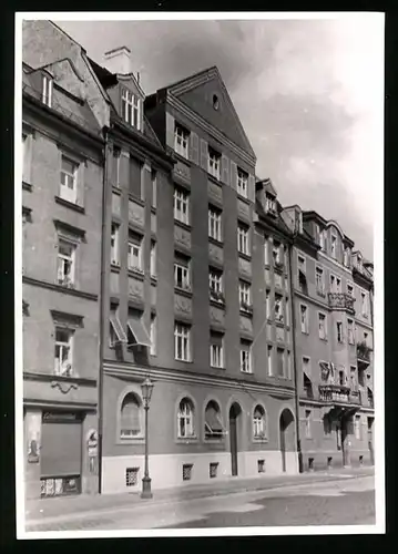 Fotografie unbekannter Fotograf, Ansicht München, Wohnhaus mit Lebensmittelladen in der Clemensstrasse 80