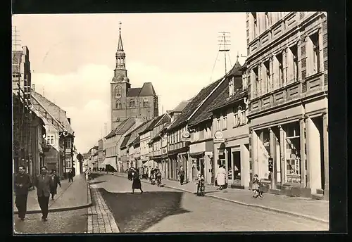AK Tangermünde, Strassenpartie mit Blick zur Stephanskirche