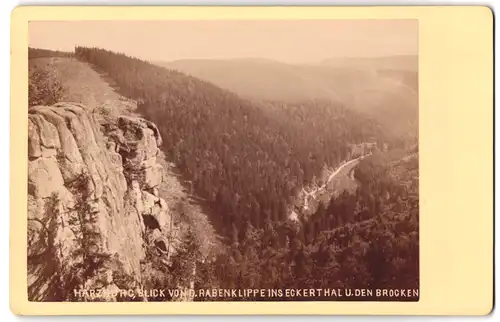 Fotografie unbekannter Fotograf, Ansicht Harzburg, Blick von der Rabenklippe ins Eckerthal und den Brocken 1889