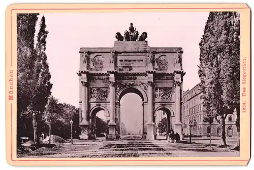 Fotografie unbekannter Fotograf, Ansicht München, Strassenpartie mit Blick auf das Siegesthor