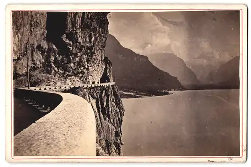 Fotografie unbekannter Fotograf, Ansicht Flüelen, Blick auf die Axenstrasse