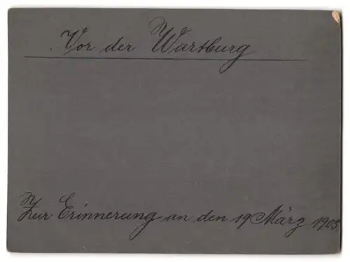 Fotografie unbekannter Fotograf, Ansicht Eisenach, Besucher posieren an der Wartburg, Amateur Foto, 1905