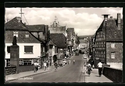 AK Holzminden /Weser, Strasse mit Hotel und Geschäften